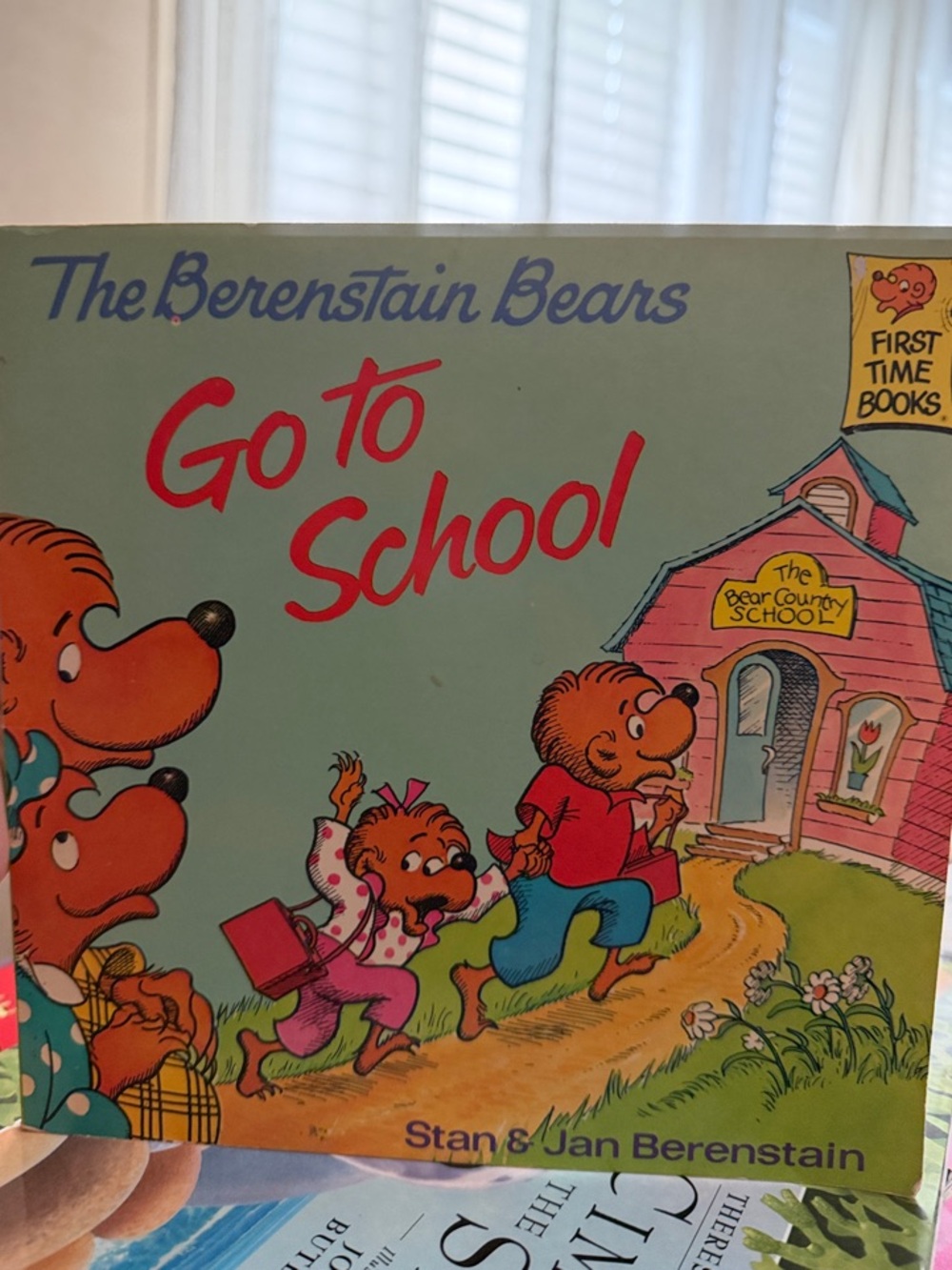 The Berenstain Bears: Go to School - Children's Picture Book (Blue/Red)